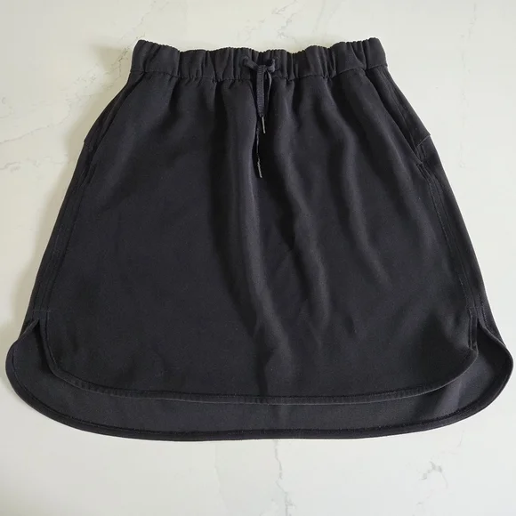 NWOT Lululemon On The Fly Skirt Woven Solid Black Elastic Waist Knee Length Sz 8 - Picture 2 of 7